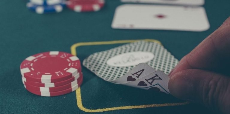 Pengguna Indonesia melakukan transaksi deposit dan penarikan dana pada platform hiburan digital